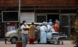 Un patient arrive à l'hôpital Lok Nayak Jai Prakash de New Delhi au milieu de la deuxième vague de l'épidémie de Covid-19 en Inde.