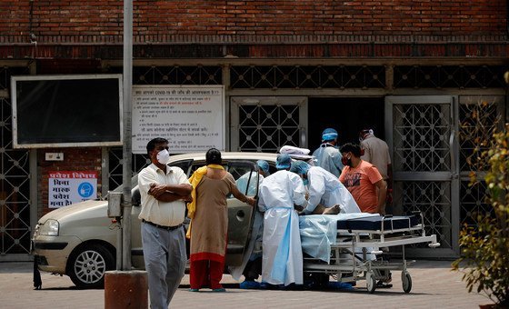 Новая вспышка коронавируса в Индии показала, насколько важно как можно скорее вакцинировать как можно больше людей.