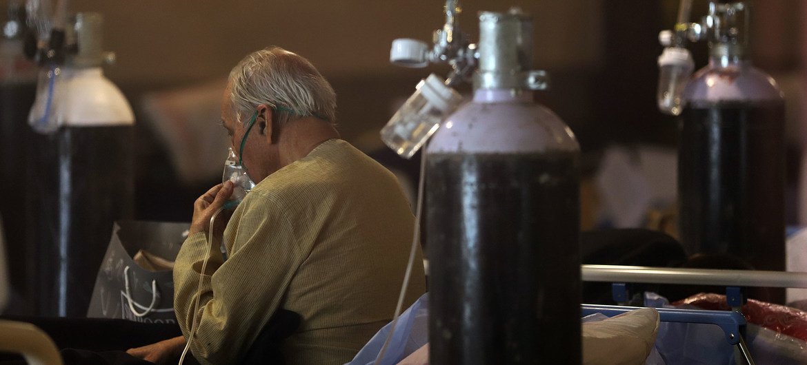 Un paciente recibe oxígeno en una sala de fiestas convertida en sala de emergencia por el COVID-19 en Nueva Delhi, India