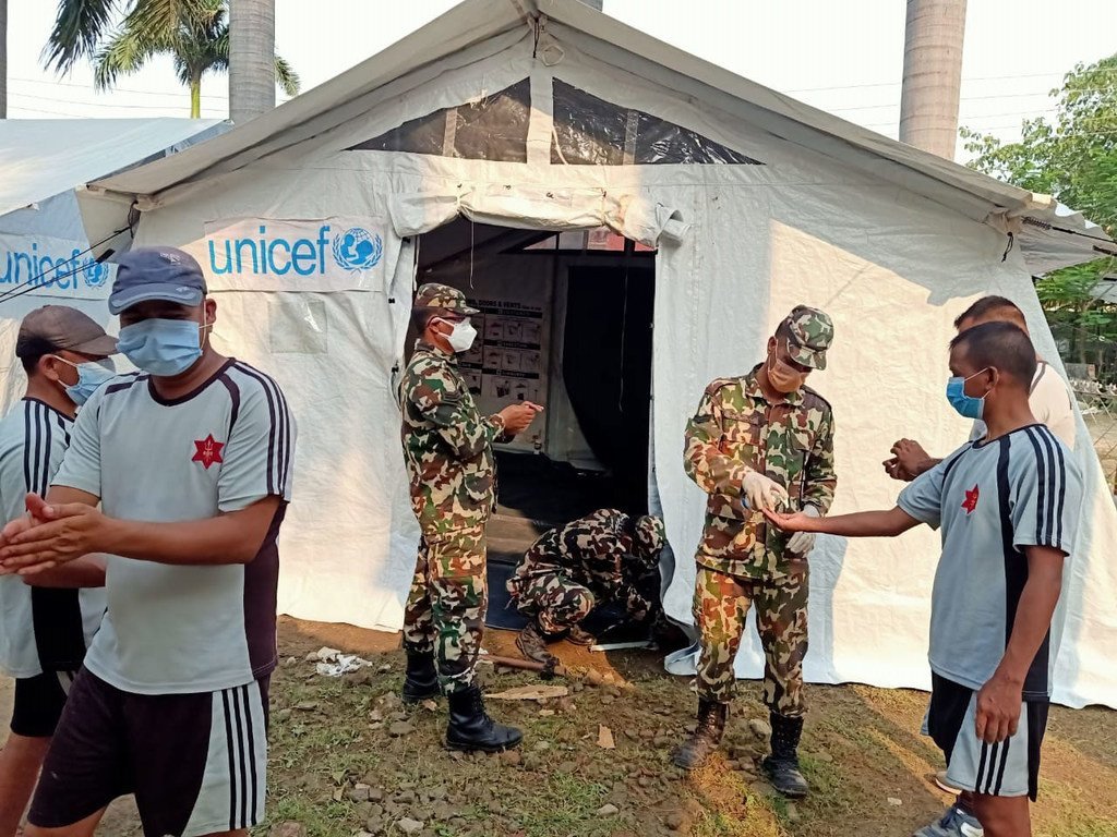 联合国儿童基金会的工作人员和尼泊尔军队在尼泊尔中西部的一家医院内支起了一个医疗帐篷。