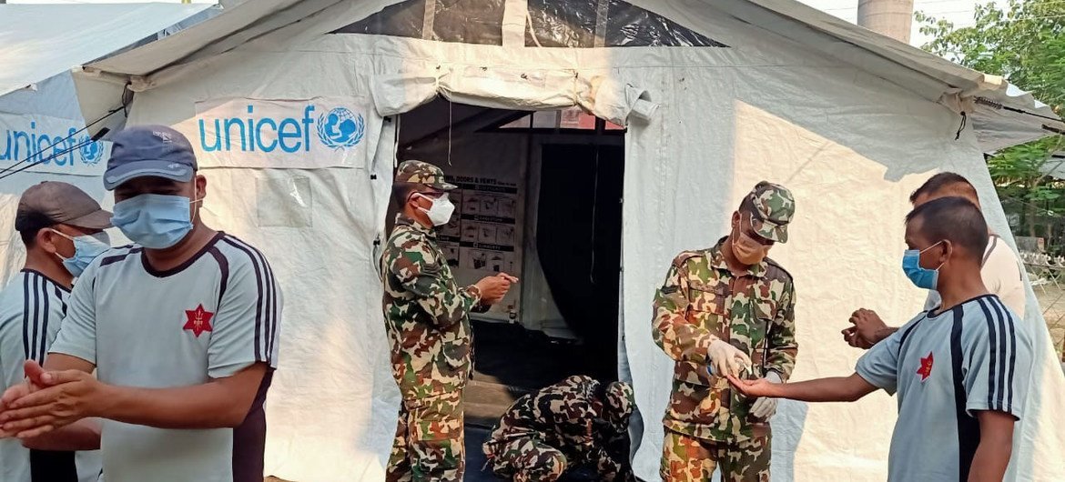 यूनीसेफ़ स्टाफ़ और नेपाल की सेना ने एक अस्पताल के बाहर चिकित्सा टैण्ट स्थापित किया है. 