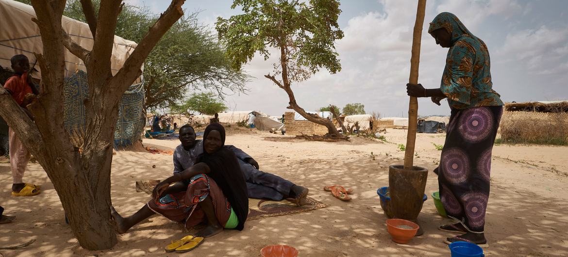 Des femmes réfugiées préparent de la nourriture dans un site de déplacés à Ouallam, dans la région de Tillaberi au Niger.