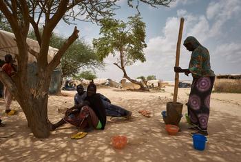 Des femmes réfugiées préparent de la nourriture dans un site de déplacement à Ouallam, dans la région de Tillaberi au Niger.