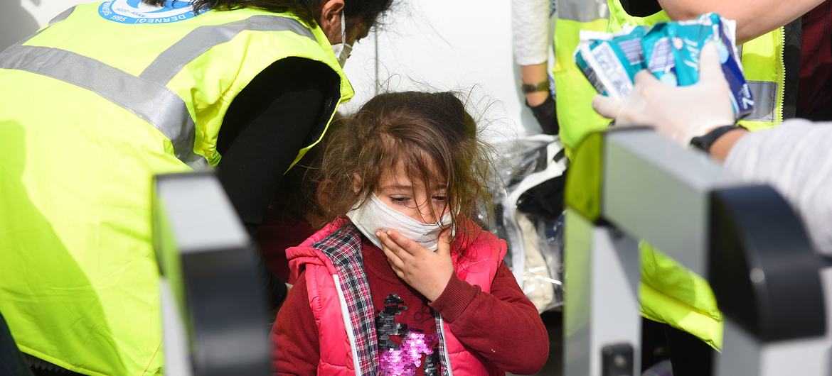من الأ{شيف: فتاة سورية لاجئة تنتظر على الحدود التركية على أمل العبور إلى اليونان.