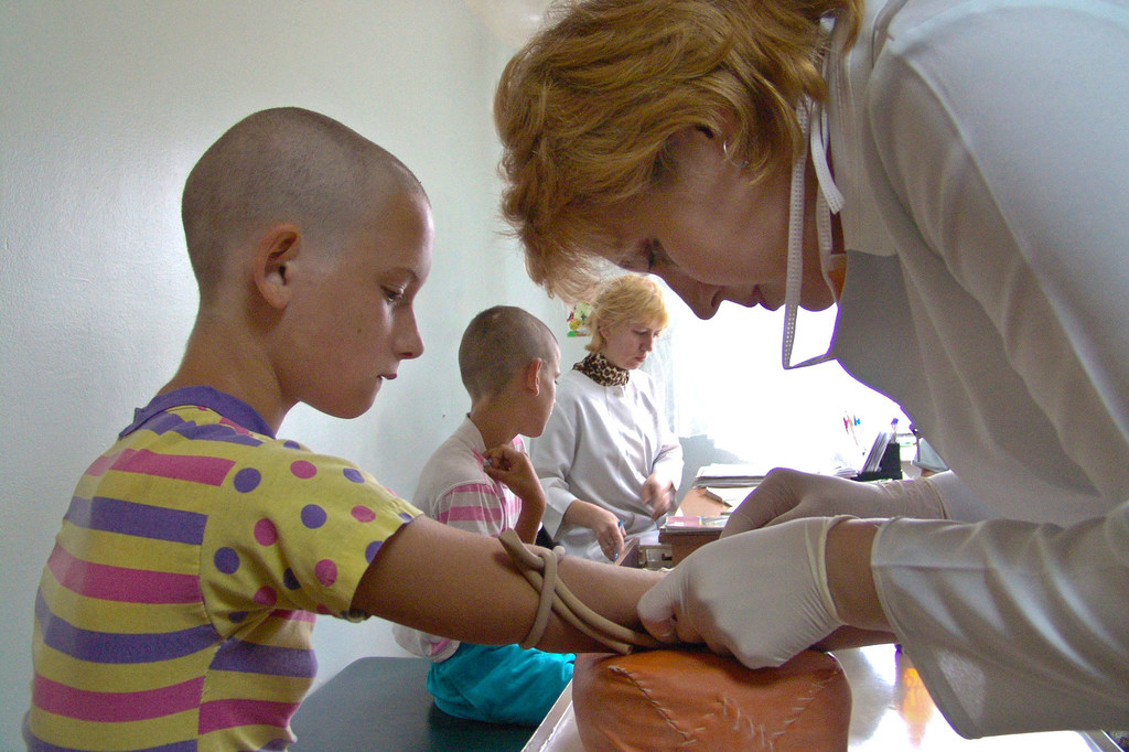 Una doctora hace una prueba de VIH a un niño en Ucrania.