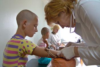 Daktari akipima mtoto kama ana VVU nchini Ukraine.(Maktaba)