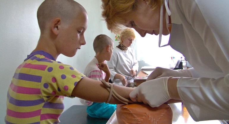 Врач тестирует детей на ВИЧ в Украине