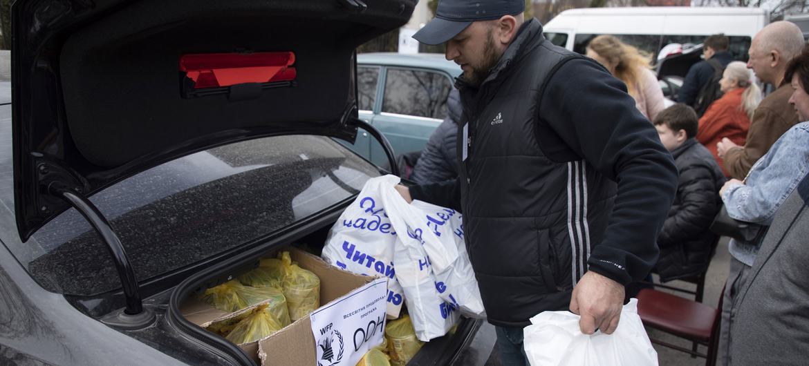 Вынужденные переселенцы в Украине получают продовольственную помощь. 