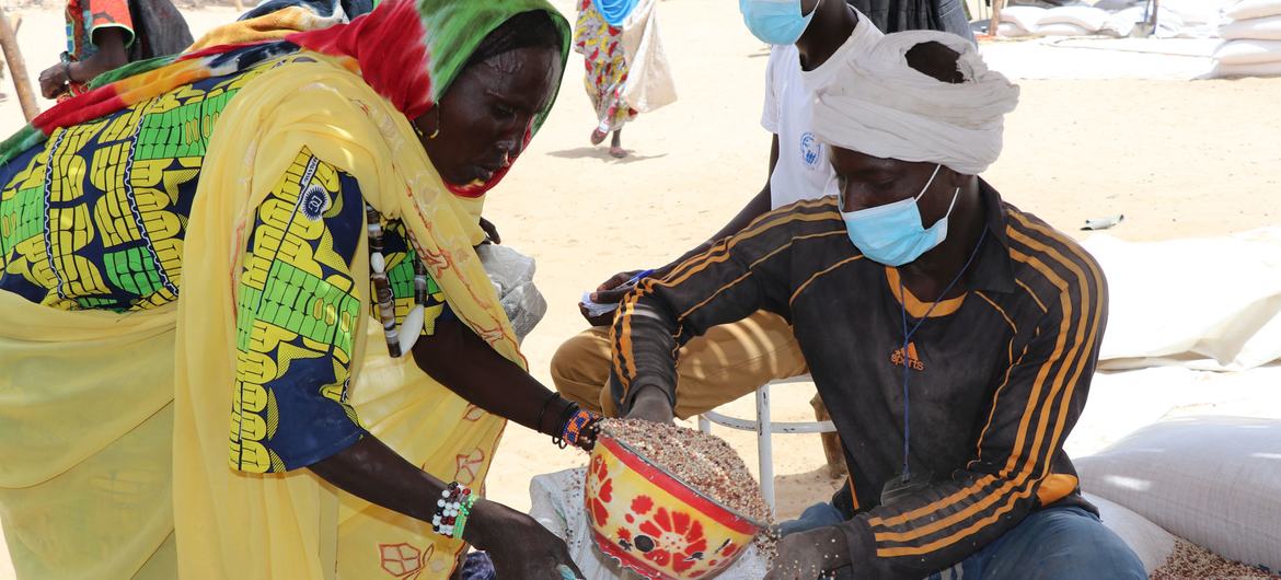 Des personnes déplacées reçoivent de l'assistance alimentaire à Fourkouloum, au Tchad.