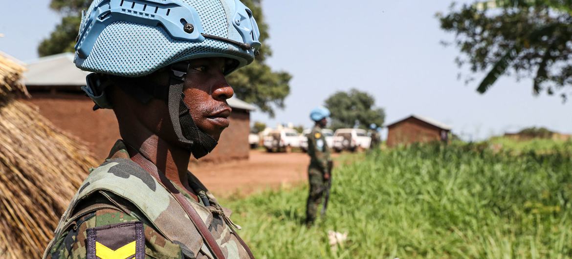 جنود حفظة سلام في بعثة الأمم المتحدة في جنوب السودان، أثناء قيامهم بدوريات في وسط الاستوائية.