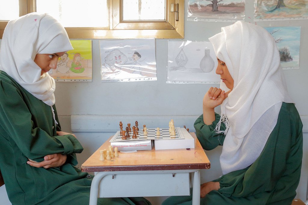 فتاتان تلعبان الشطرنج في مدرسة في صنعاء باليمن.