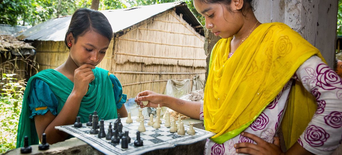 فتيات مراهقات يلعبن الشطرنج في ناديهن في جامالبور ببنغلاديش ..