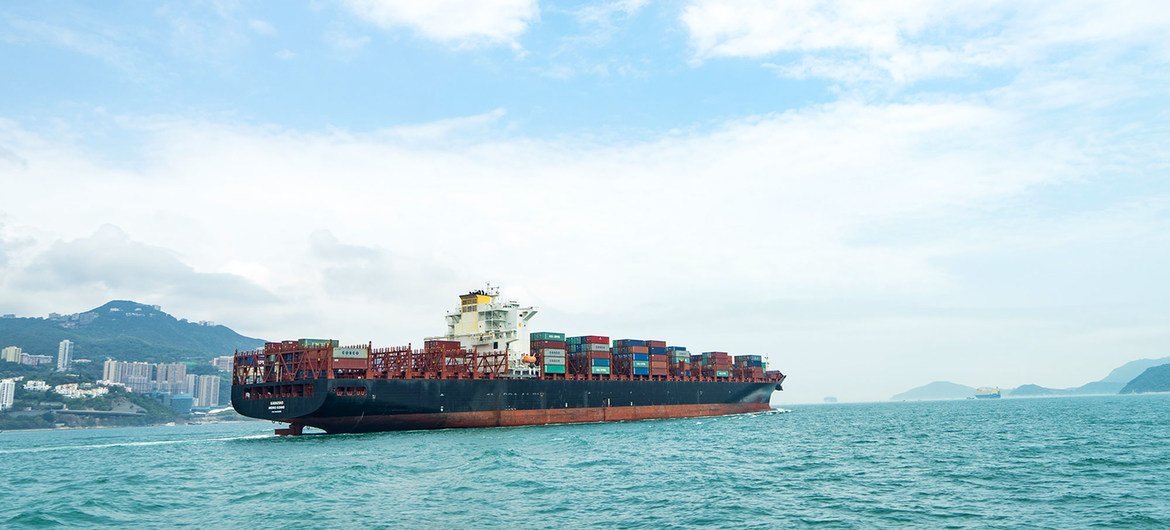 一艘转载集装箱的船舶在香港岛附近航行。