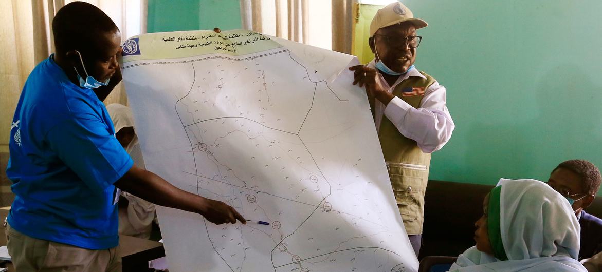 Presentación de rutas migratorias y zonas conflictivas mapeadas por la FAO en la aldea de Yassin, Darfur Oriental, Sudán.