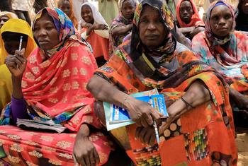تحضر النساء دورات محو الأمية في المدرسة المحلية في أم الخيرات، شرق دارفور، السودان.