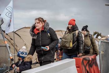 اللاجئون الأوكرانيون يصلون إلى نقطة ميديكا الحدودية في بولندا.
