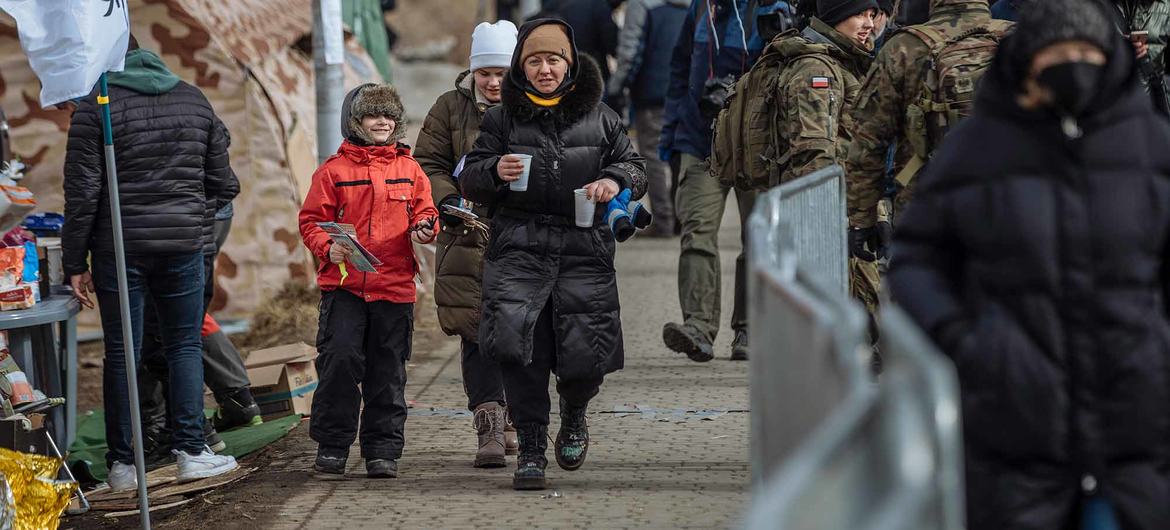 لاجئون أوكرانيون يصلون إلى نقطة ميديكا الحدودية في بولندا.
