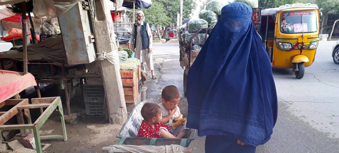 Mulheres e crianças foram as mais afetadas pela atual crise humanitária no Afeganistão.