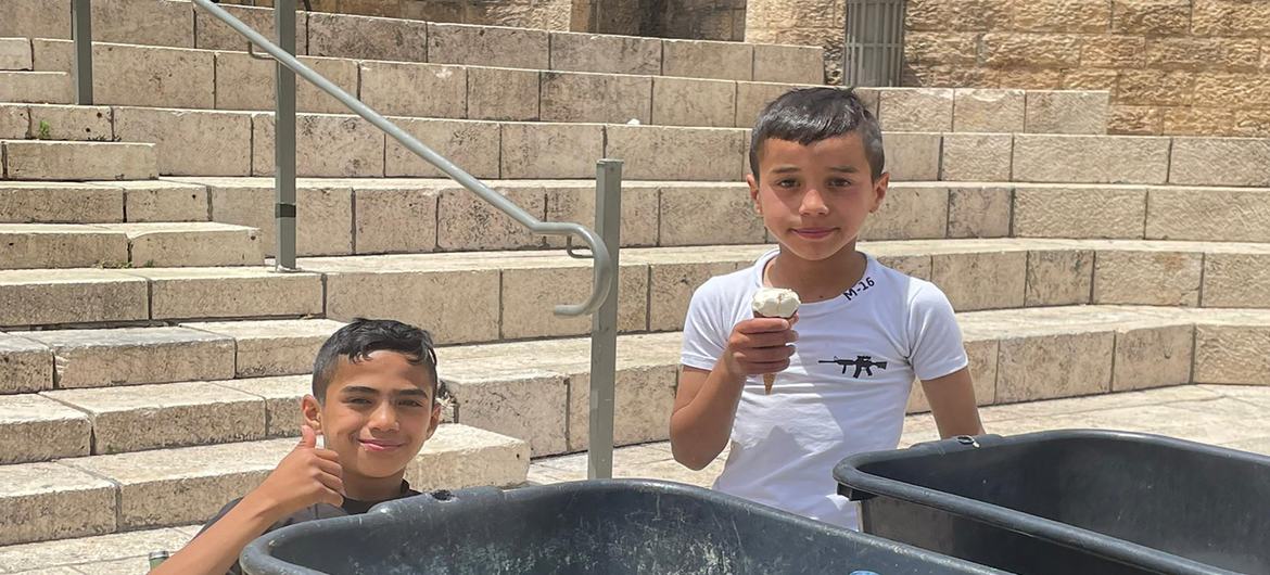 الشباب في مدينة القدس الشرقية. صبيان فلسطينيان يبيعان المياه المعدنية.