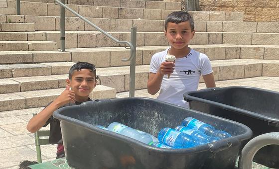 الشباب في مدينة القدس الشرقية. صبيان فلسطينيان يبيعان المياه المعدنية.