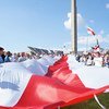 बेलारूस में लोकतन्त्र के समर्थन में ध्वज फ़हराते हुए प्रदर्शनकारी