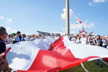 बेलारूस में लोकतन्त्र के समर्थन में ध्वज फ़हराते हुए प्रदर्शनकारी