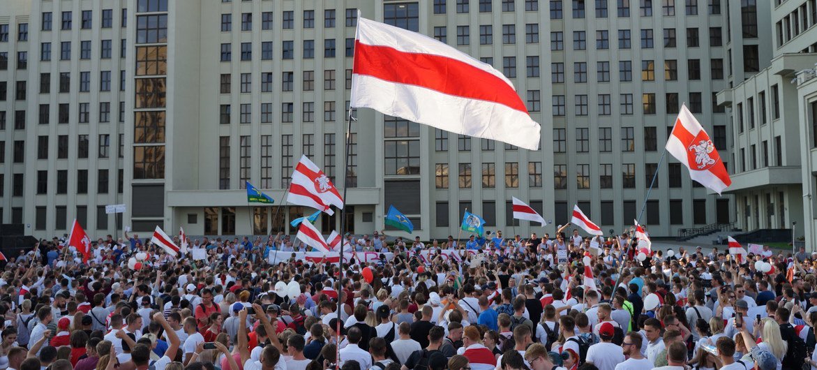 De grandes foules ont manifesté leur colère face aux résultats de l'élection présidentielle au Bélarus.