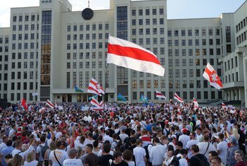 أعداد كبيرة تتجمهر للتعبير عن الغضب إزاء نتائج الانتخابات الرئاسية في بيلاروس.