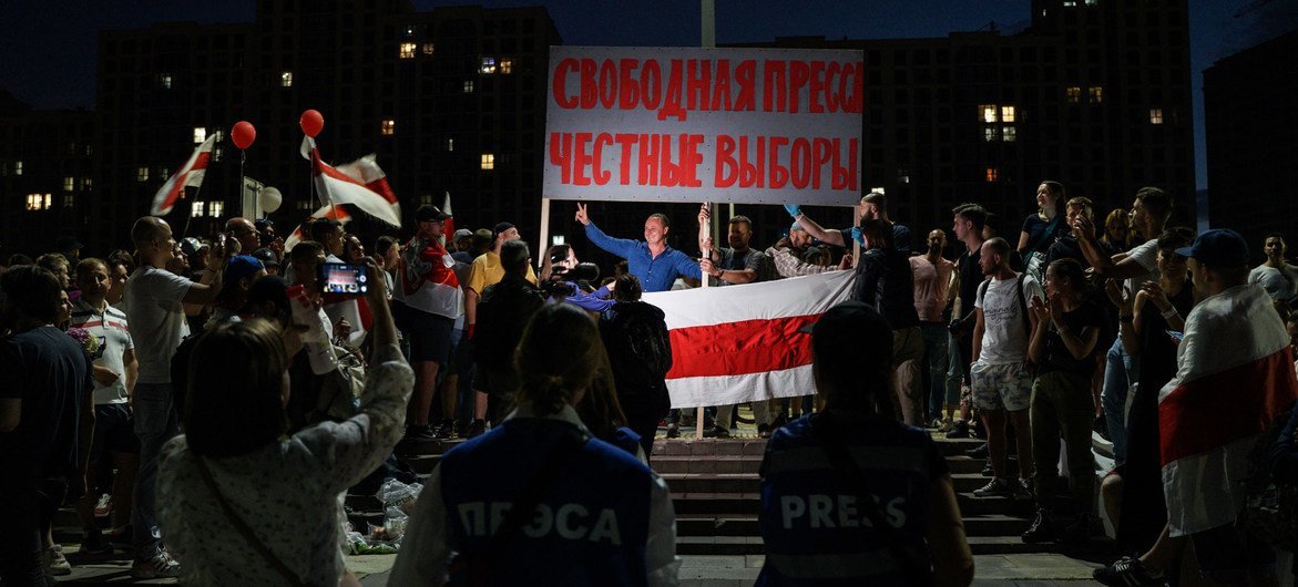 白俄罗斯首都明斯克街头示威期间打出“自由媒体、自由选举”的标语。