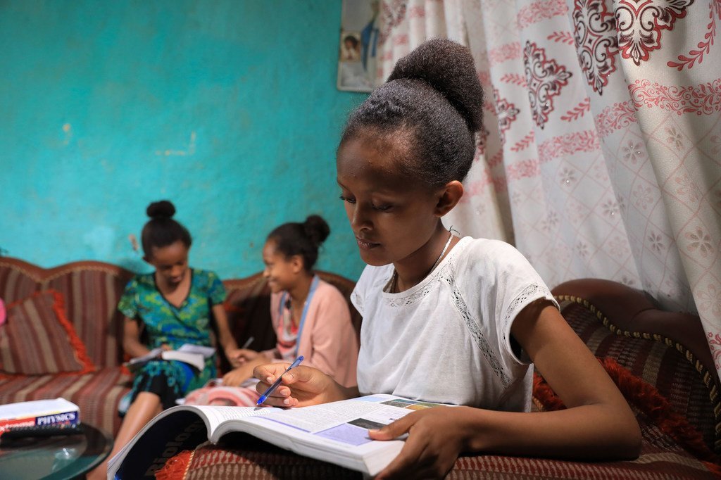 Une jeune Ethiopienne étudie à la maison à cause de la pandémie de Covid-19.