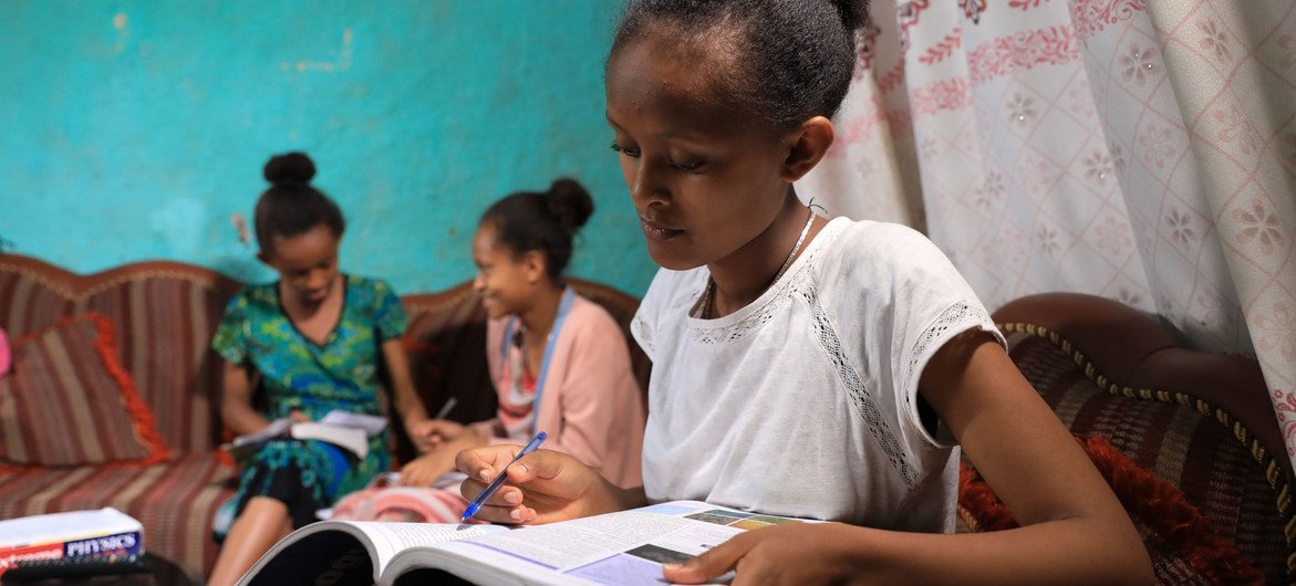 Menina na Etiópia estudando em casa durante pandemia de Covid-19