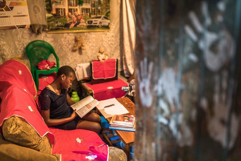肯尼亚基贝拉一名小学生在家中学习。