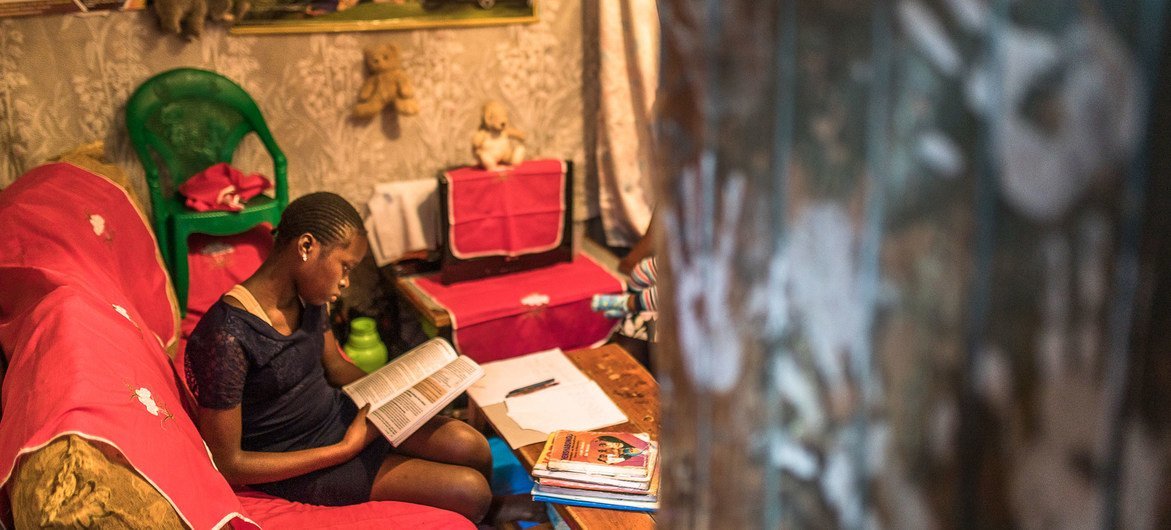 تلميذة في المرحلة الإبتدائية في منزلها بمنطقة كبيرة في كينيا.