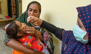 طفلة في الرابعة من عمرها تحصل على تطعيم ضد شلل الأطفال في مقاطعة البنجاب، باكستان.