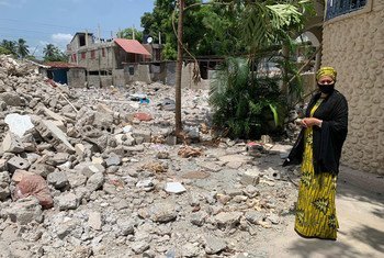 La Vicesecretaria General de la ONU, Amina Mohammed, durante su visita visita a Les Cayes, en Haití, tras la devastación causada por un terremoto de 7,2 grados de magnitud.