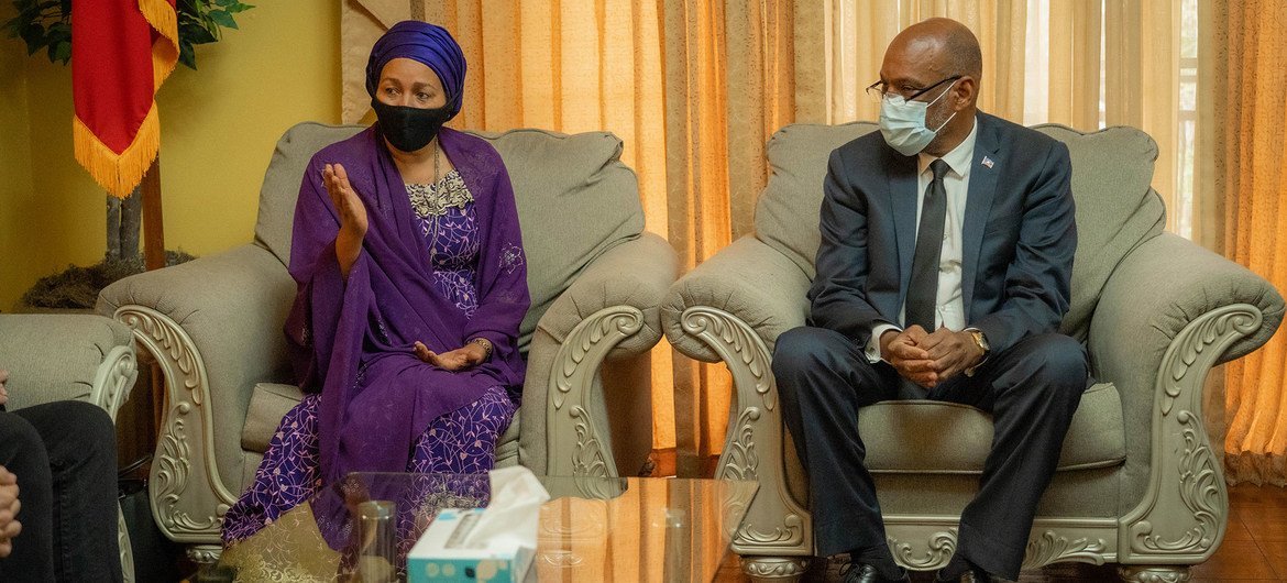 联合国副秘书长阿米娜·穆罕默德(左)会见海地总理阿里埃尔·亨利。