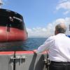 El Secretario General de la ONU, António Guterres, observa en Estambul el barco del PMA SSI Invincible 2, que se dirige a Ucrania para recoger el mayor cargamento en el marco de la Iniciativa del Mar Negro para la Exportación de Grano.