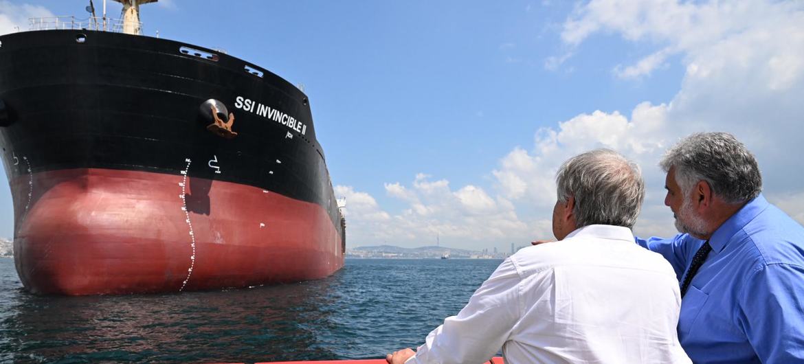 यूएन प्रमुख एंतोनियो गुटेरेश, काला सागर अनाज निर्यात समझौते के तहत, इस्तान्बूल में, अनाज ले जाने वाले एक जहाज़ की मौजूदगी महसूस करते हुए.