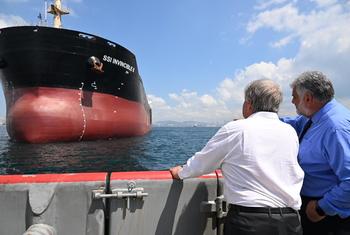 El Secretario General de la ONU, António Guterres, observa en Estambul el barco del PMA SSI Invincible 2, que se dirige a Ucrania para recoger el mayor cargamento en el marco de la Iniciativa del Mar Negro para la Exportación de Grano.