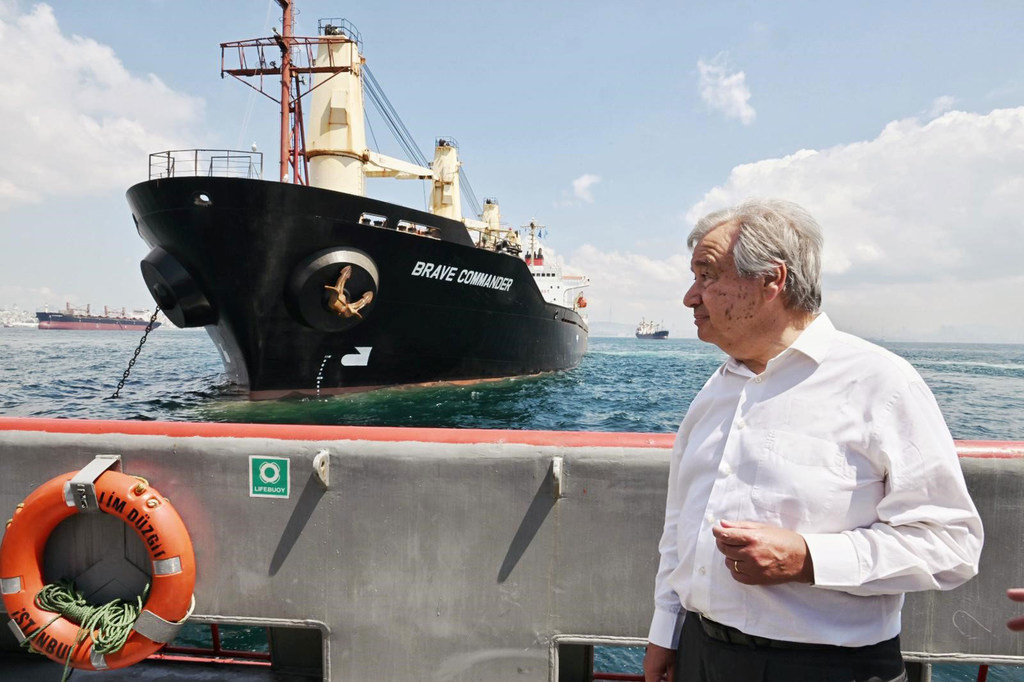 Le Secrétaire général de l'ONU, António Guterres, traversant la mer de Marmara, en Türkiye, afin d'apercevoir le navire Brave Commander.