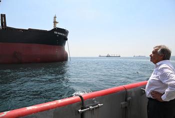 Chefe da ONU observa o SSI Invincible 2 na Turquia. Navio transportou da Ucrânia a maior carga de grãos já exportada sob a Iniciativa de Grãos do Mar Negro