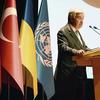 O secretário-geral da ONU, António Guterres, discursa em um pódio durante uma coletiva de imprensa, tendo como pano de fundo as bandeiras da Turquia, da Ucrânia e das Nações Unidas .