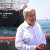 联合国秘书长古特雷斯踏上一艘领航船，穿越土耳其马尔马拉海，观看满载乌克兰粮食的“勇敢的指挥官号”运输船。