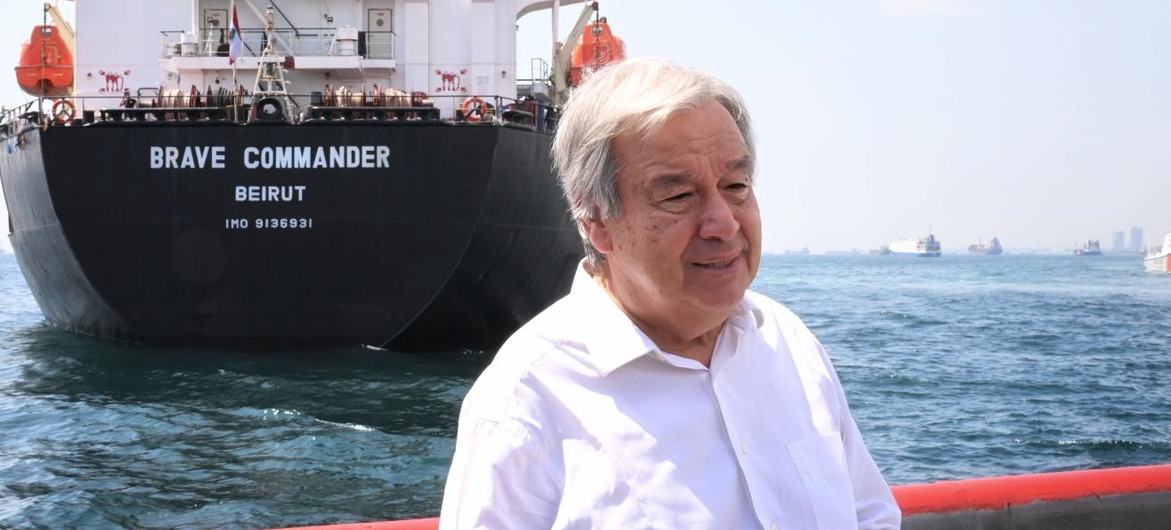 Le Secrétaire général de l'ONU António Guterres près d'Istanbul pour observer le navire Brave Commander qui participe l'initiatve céréalière de la mer Noirde.