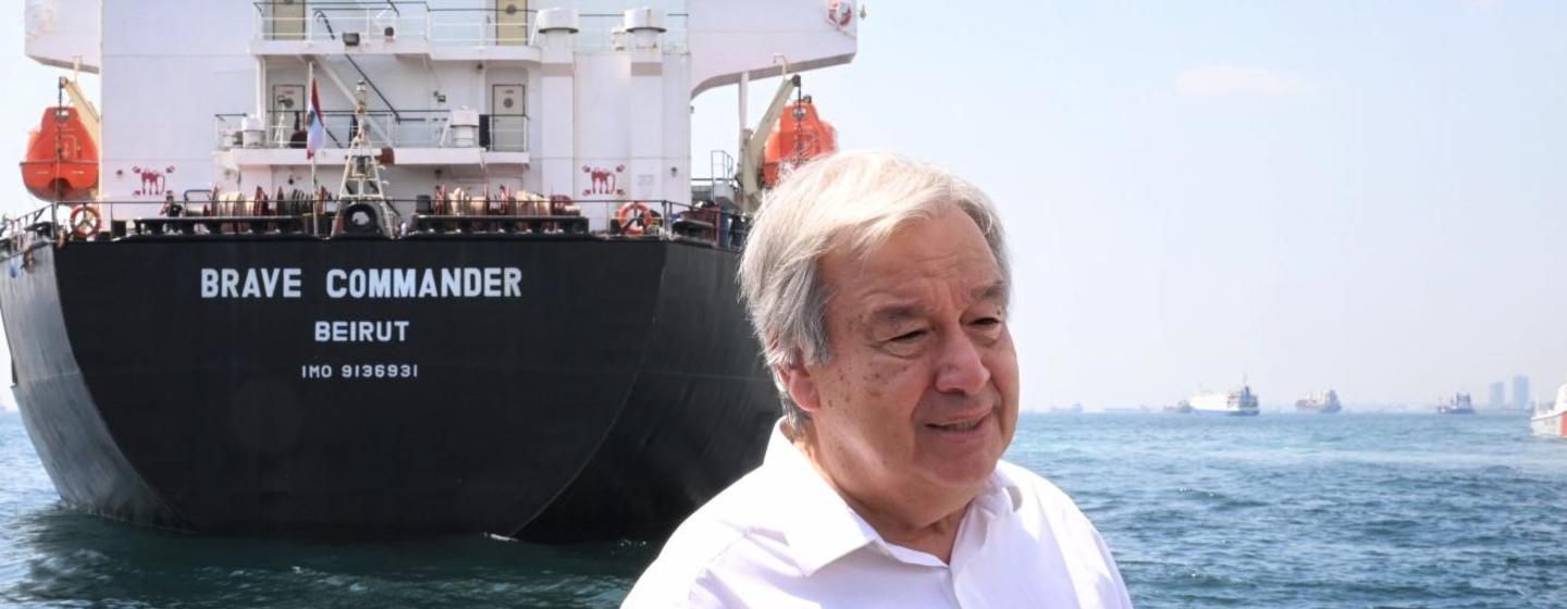 联合国秘书长古特雷斯踏上一艘领航船，穿越土耳其马尔马拉海，观看满载乌克兰粮食的“勇敢的指挥官号”运输船。