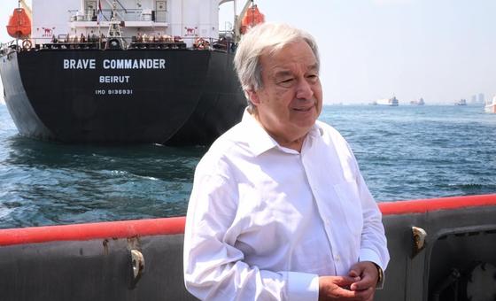 यूएन महासचिव एंतोनियो गुटेरेश तुर्कीये में अनाज से भरे जहाज़ों की रवानगी का अनुभव करते हुए.