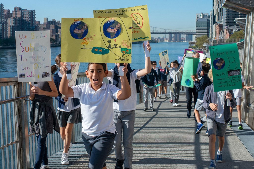 Estudiantes de primaria del Liceo Francés de Nueva York piden acción por el cambio climático.