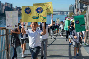न्यूयॉर्क के एक प्राइमरी स्कूल के छात्र, जलवायु परिवर्तन के मुद्दे पर जुलूस निकालते हुए.