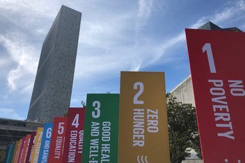 Pancartas sobre los Objetivos de Desarrollo Sostenible fuera de la sede de la ONU en Nueva York.