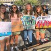来自纽约长岛的高中女生和其他青年气候活动人士一起参加了一场呼吁全球采取行动应对气候变化的示威游行。(2019年9月20日)